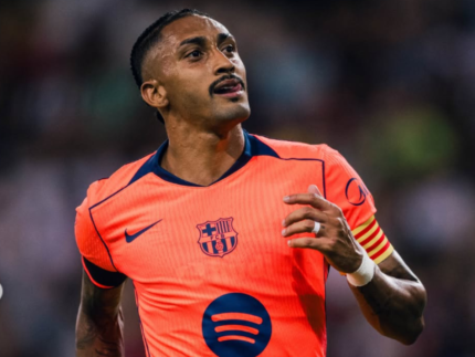 Histórico! Raphinha se torna primeiro brasileiro a ser capitão principal do Barcelona