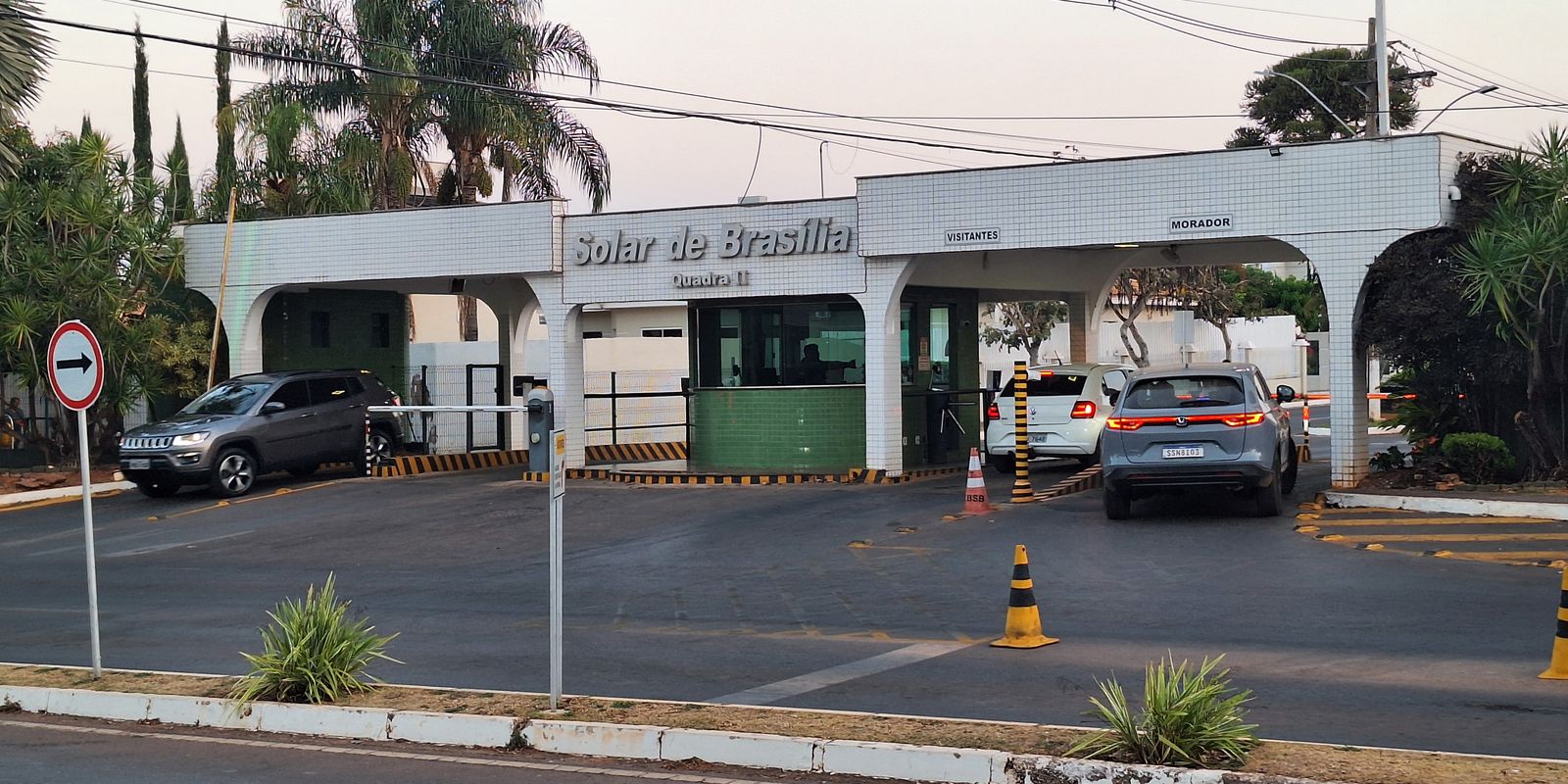 Moraes autoriza saída de Jair Bolsonaro da prisão domiciliar para consulta médica