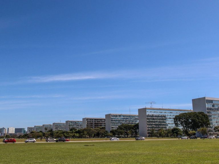 Orçamento de 2027 prevê salário mínimo de R$ 1.741 e contenção de gastos