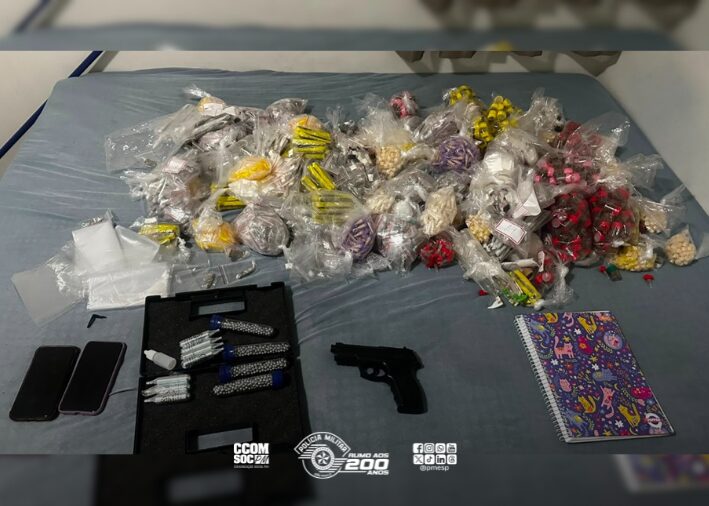 PM apreende drogas e simulacro de arma de fogo na zona leste de São Paulo