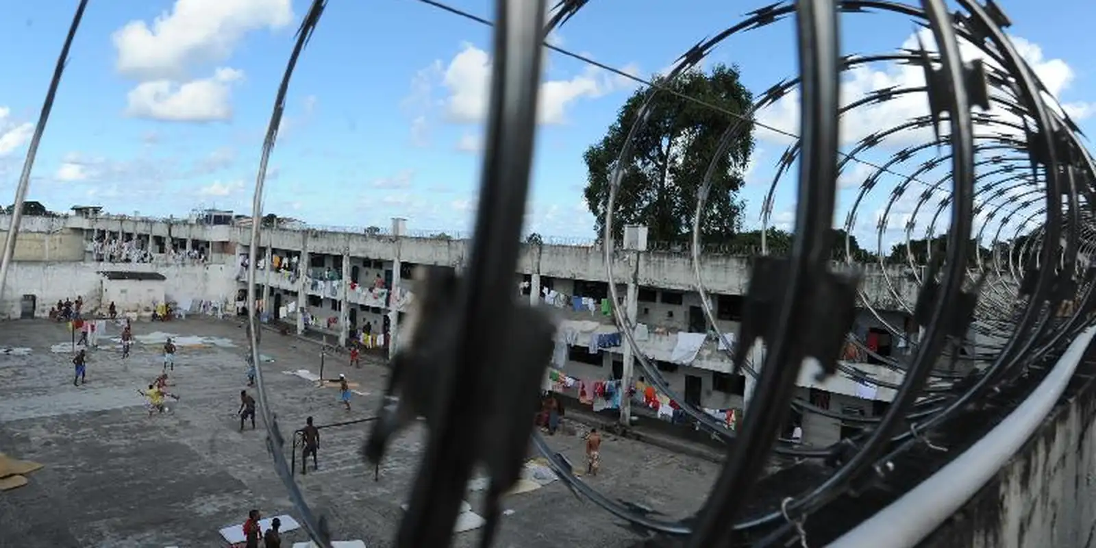 Nova apreensão em presídios do Rio intercepta miniantena Starlink e celulares