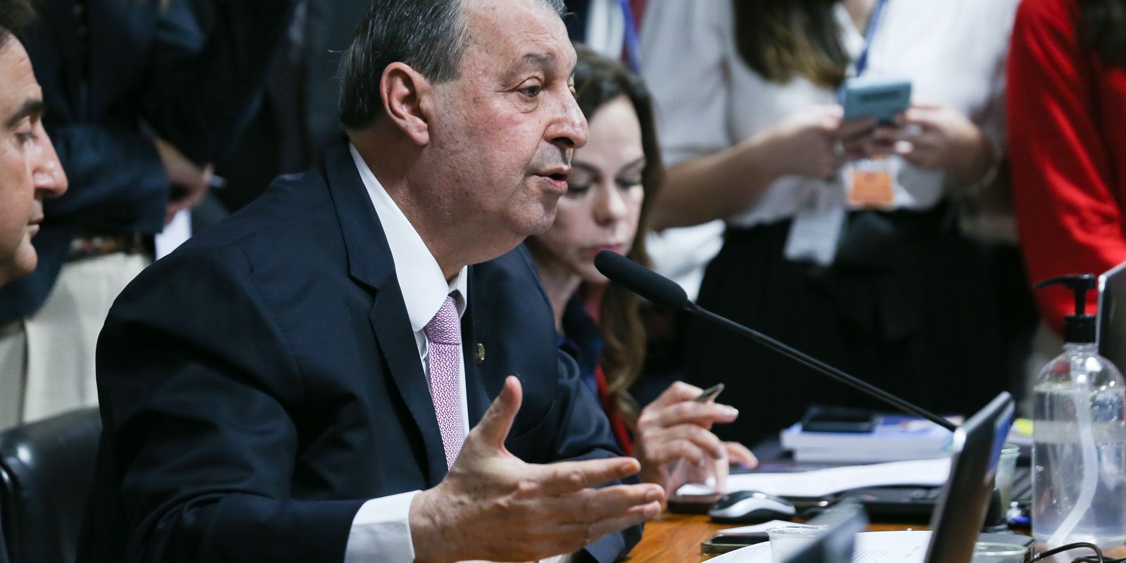 Senador Omar Aziz vota a favor da PEC do fim da escala 6x1 na CCJ