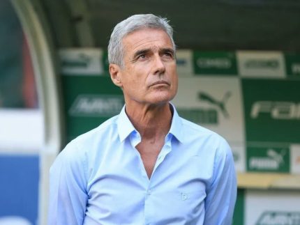 Técnico do Grêmio, Luís Castro chega pressionado para GreNal da Copa do Brasil