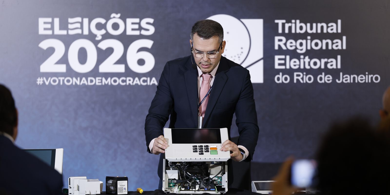 TRE-RJ desmonta urna eletrônica em evento para comprovar segurança do voto