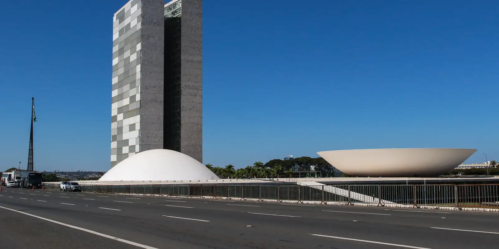 Votação de medida que zera a taxa das blusinhas é adiada para terça-feira