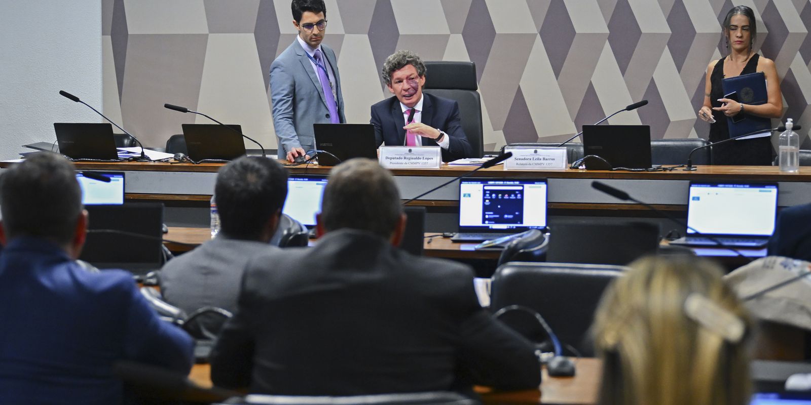 Votação da MP da taxa das blusinhas é adiada após falta de acordo sobre o texto