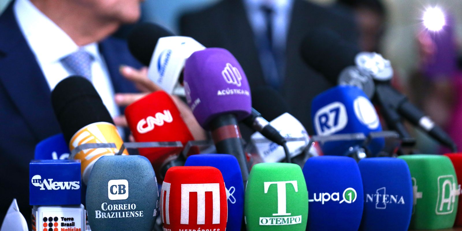 Pesquisa alerta para crise na saúde mental de jornalistas devido a assédio e sobrecarga