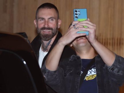 Astro acessível! Adam Levine atende fã antes de show do Maroon 5 em São Paulo