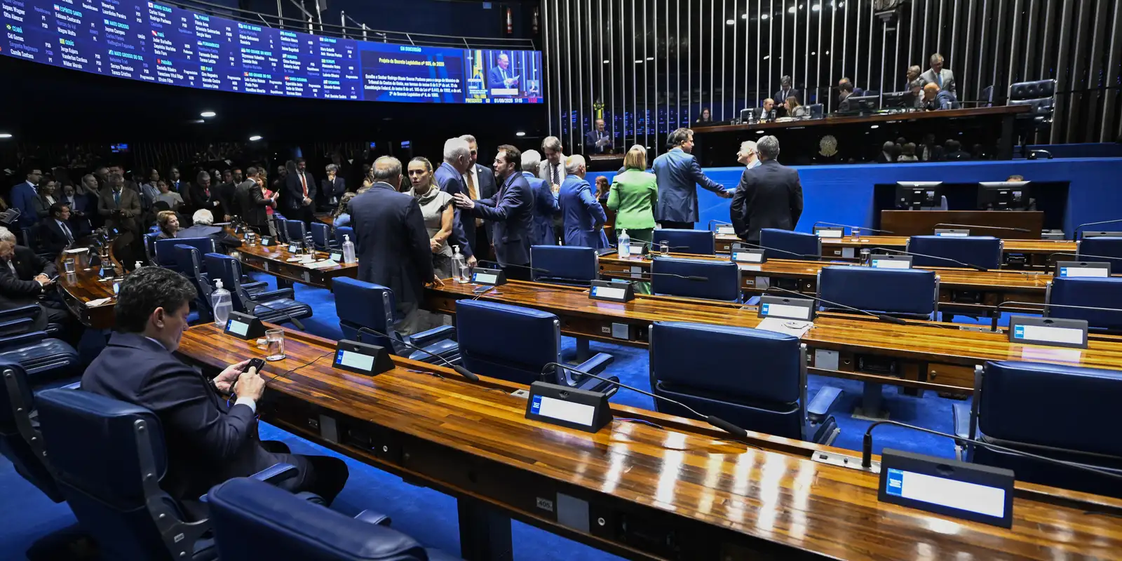 Senador Omar Aziz articula rito especial para votar a PEC da escala 6x1 no plenário