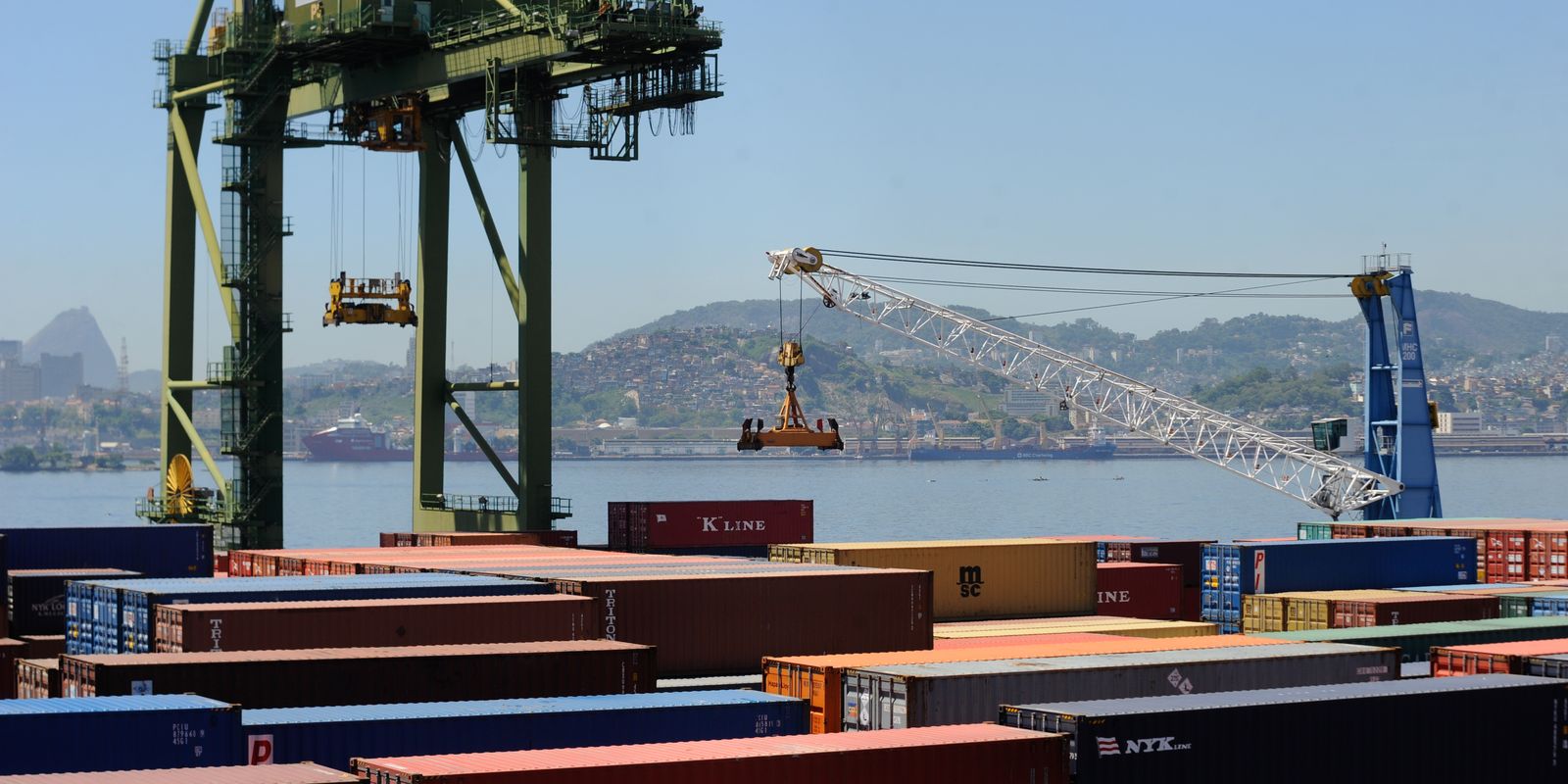 Balança comercial brasileira registra superávit de US$ 7,4 bilhões em agosto