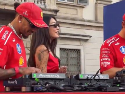 Calma, piloto! Lewis Hamilton se aventura como DJ em Milão e barulhão assusta público