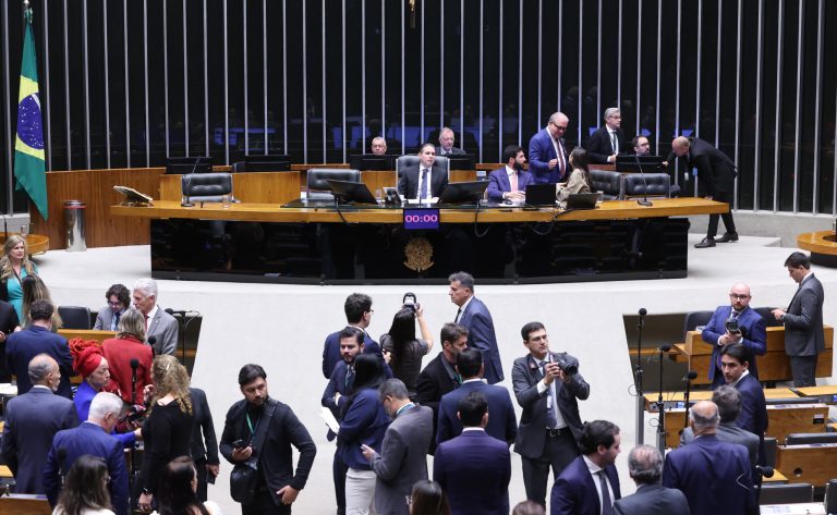 Câmara adia votação que prevê o fim da taxa das blusinhas para quinta-feira