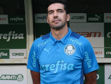 Chute em microfone rende denúncia do STJD contra Abel Ferreira; entenda