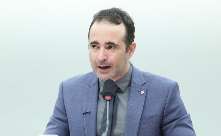 Comissão da Câmara aprova Auxílio Mãe Atípica de R$ 600 para famílias