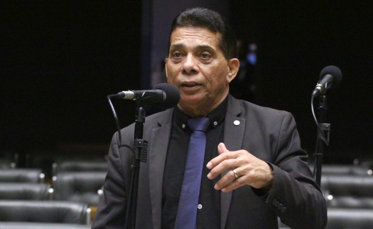 Comissão aprova projeto que expande embarque armado para agentes de segurança pública em voos