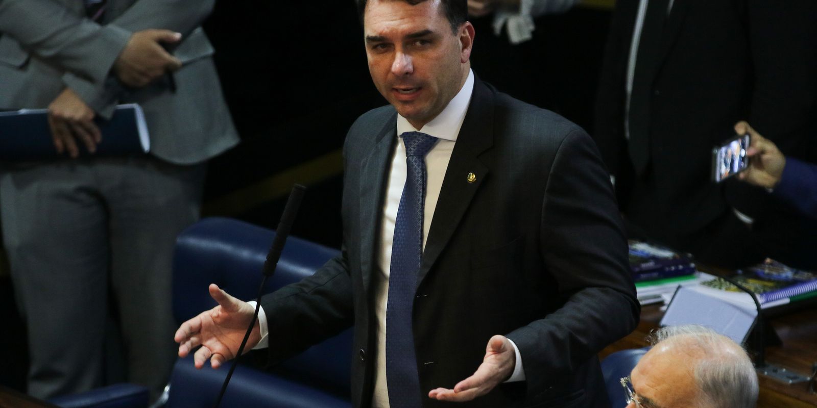 Defesa de Flávio Bolsonaro tenta mudar relator de apuração sobre o filme Dark Horse