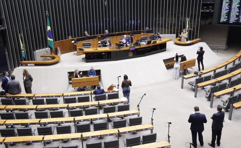 Deputados aceleram votações na Câmara dos Deputados com pauta de urgência