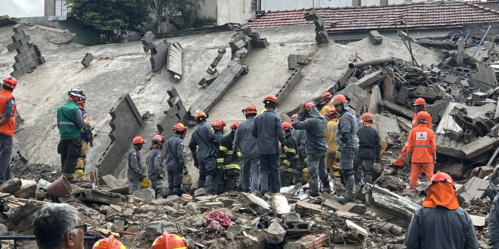 Desabamento de prédio deixa dois mortos e feridos na zona leste de São Paulo