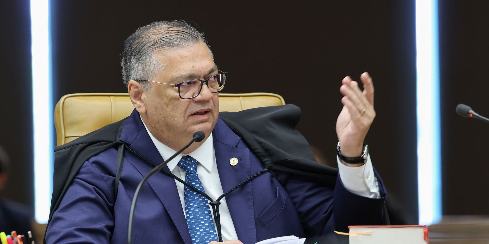 Flávio Dino adia julgamento no STF sobre casos de Moraes e Mendonça