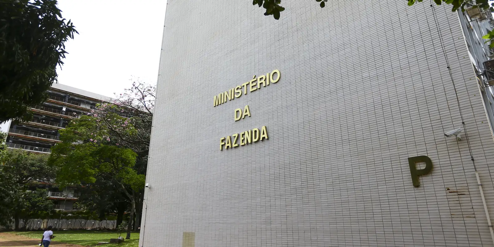 Fazenda reduz projeção do PIB para 2% em 2026 após impacto de juros altos