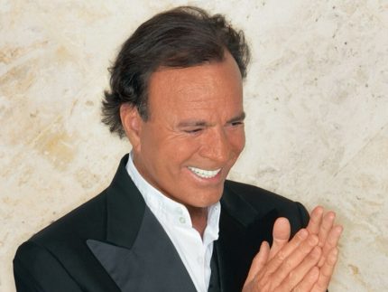 Julio Iglesias volta a ser denunciado por agressão sexual na Espanha