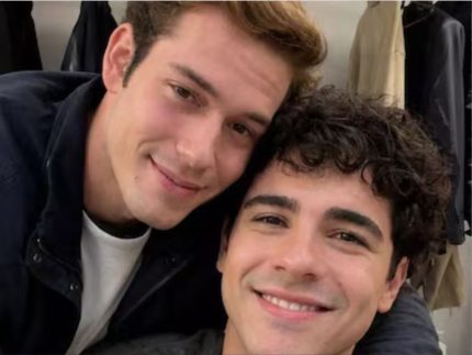 Mau Mau e Felipe gravam primeiro beijo em “Quem Ama Cuida” ao som de Cazuza