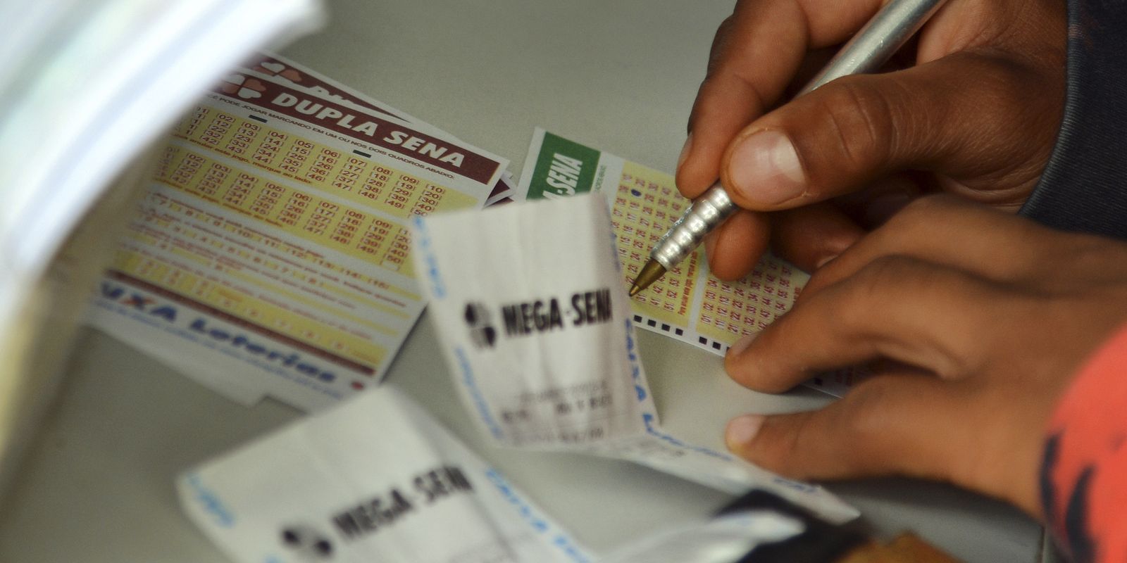 Com prêmio de R$ 102 milhões, sorteio da Mega-Sena acontece nesta quinta