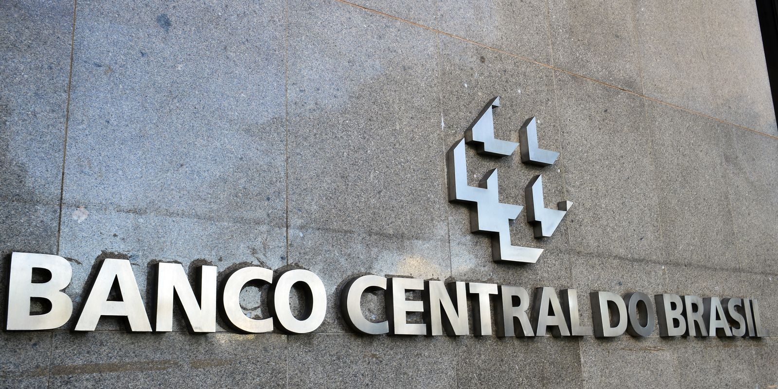 Mercado financeiro reduz previsão da inflação para cinco porcento neste ano