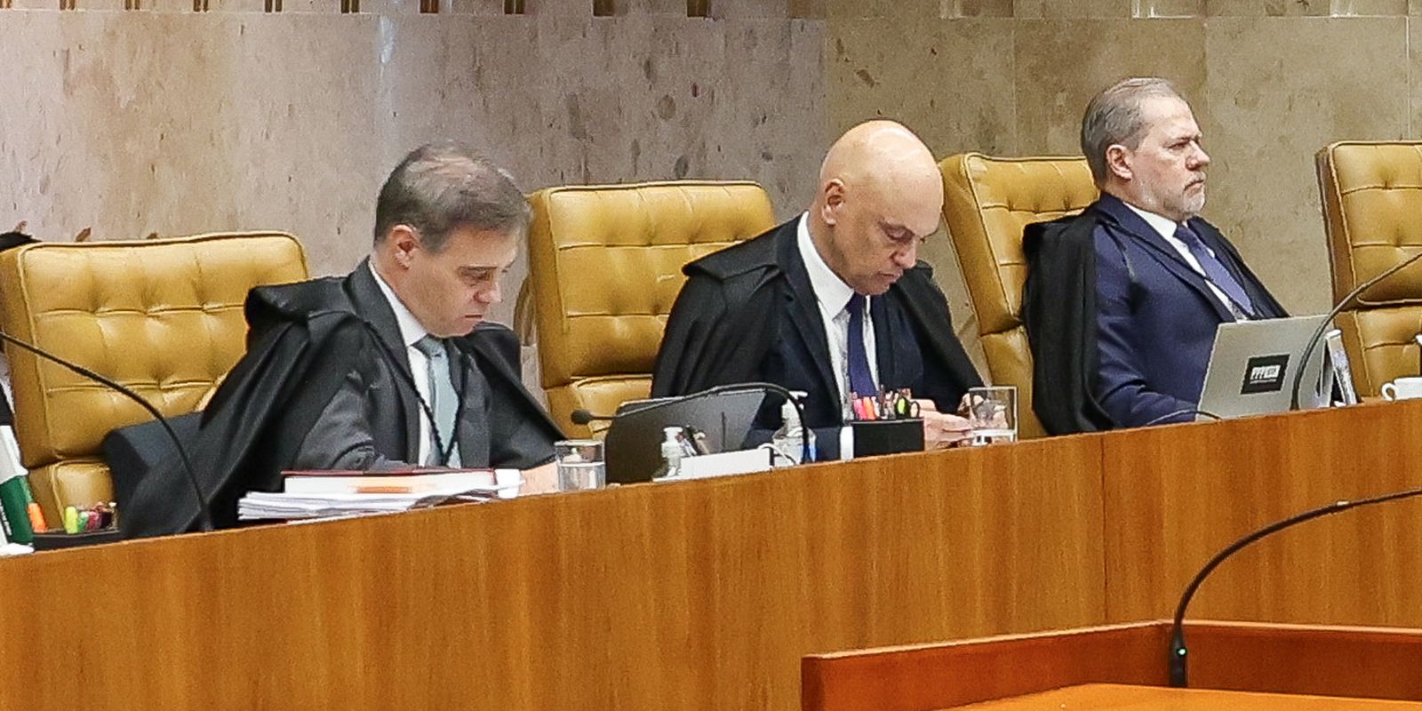 Alexandre de moraes acusa andré mendonça de tentar incluir nome em delação