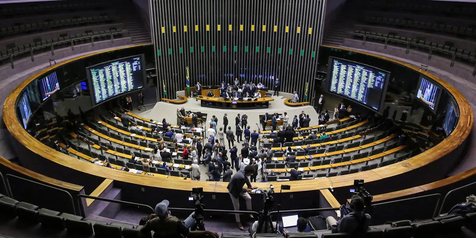 Câmara aprova MP da taxa das blusinhas e isenta compras internacionais de até US$ 50