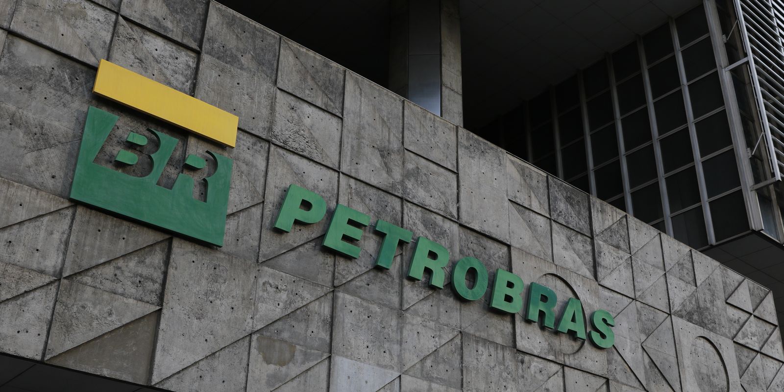Nova embarcação com tripulação feminina passa a integrar a frota da Petrobras
