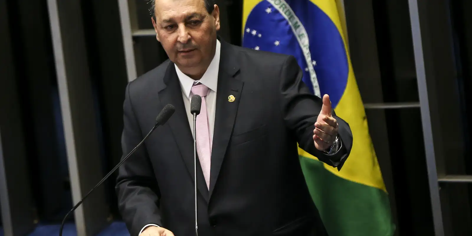 Senador Omar Aziz rejeita emendas da oposição e mantém fim da escala 6x1 na CCJ