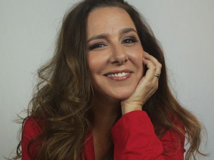 Renata Castro Barbosa transforma menopausa, insônia e crise dos 50 em comédia
