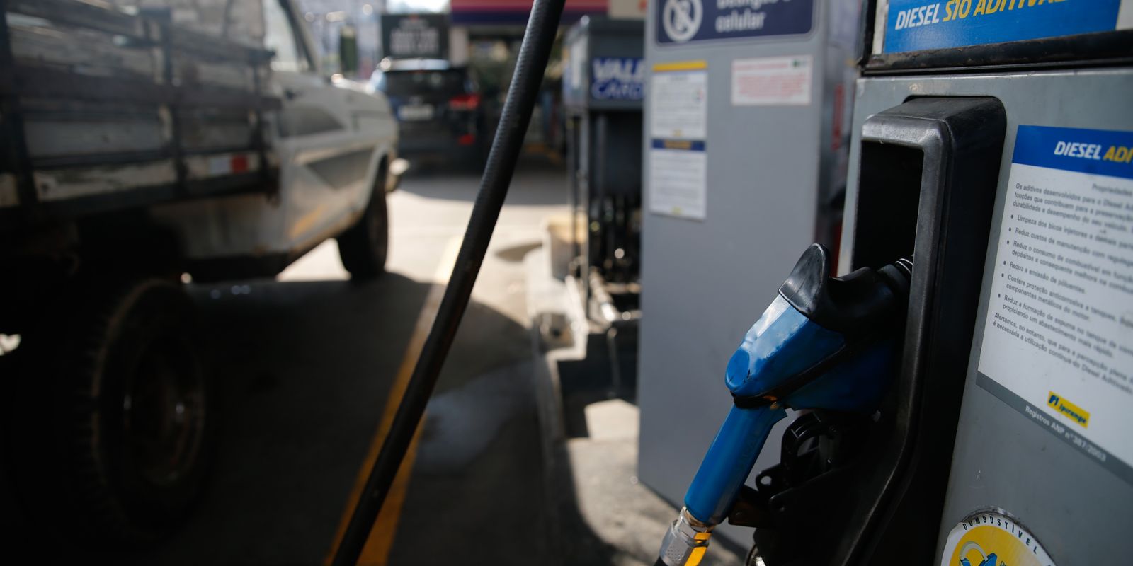 Governo federal amplia subsídios à gasolina e ao diesel após nova alta do petróleo