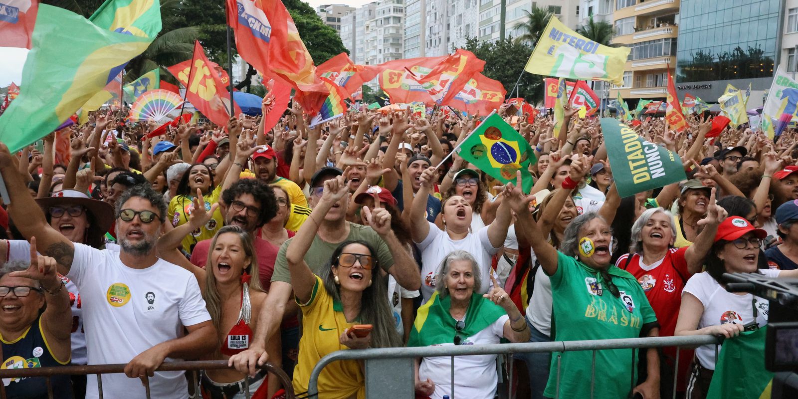 Ato pela democracia com Caetano Veloso e Lula reúne multidão em Copacabana