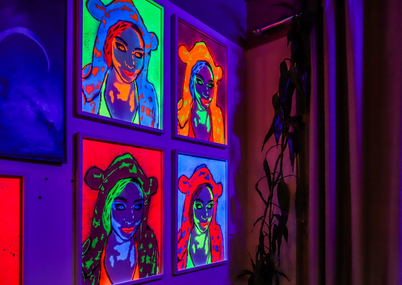 Bia Ferrer apresenta exposição de stencil neon em São Paulo