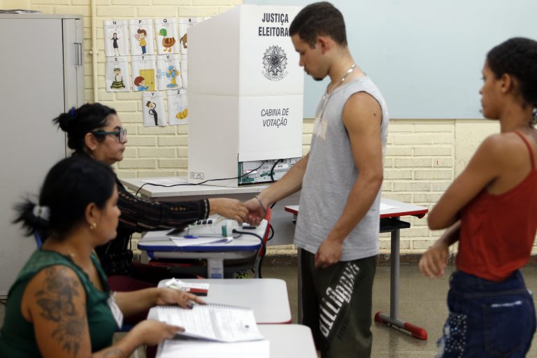 Eleições 2026: brasileiros voltam às urnas para segundo turno neste domingo