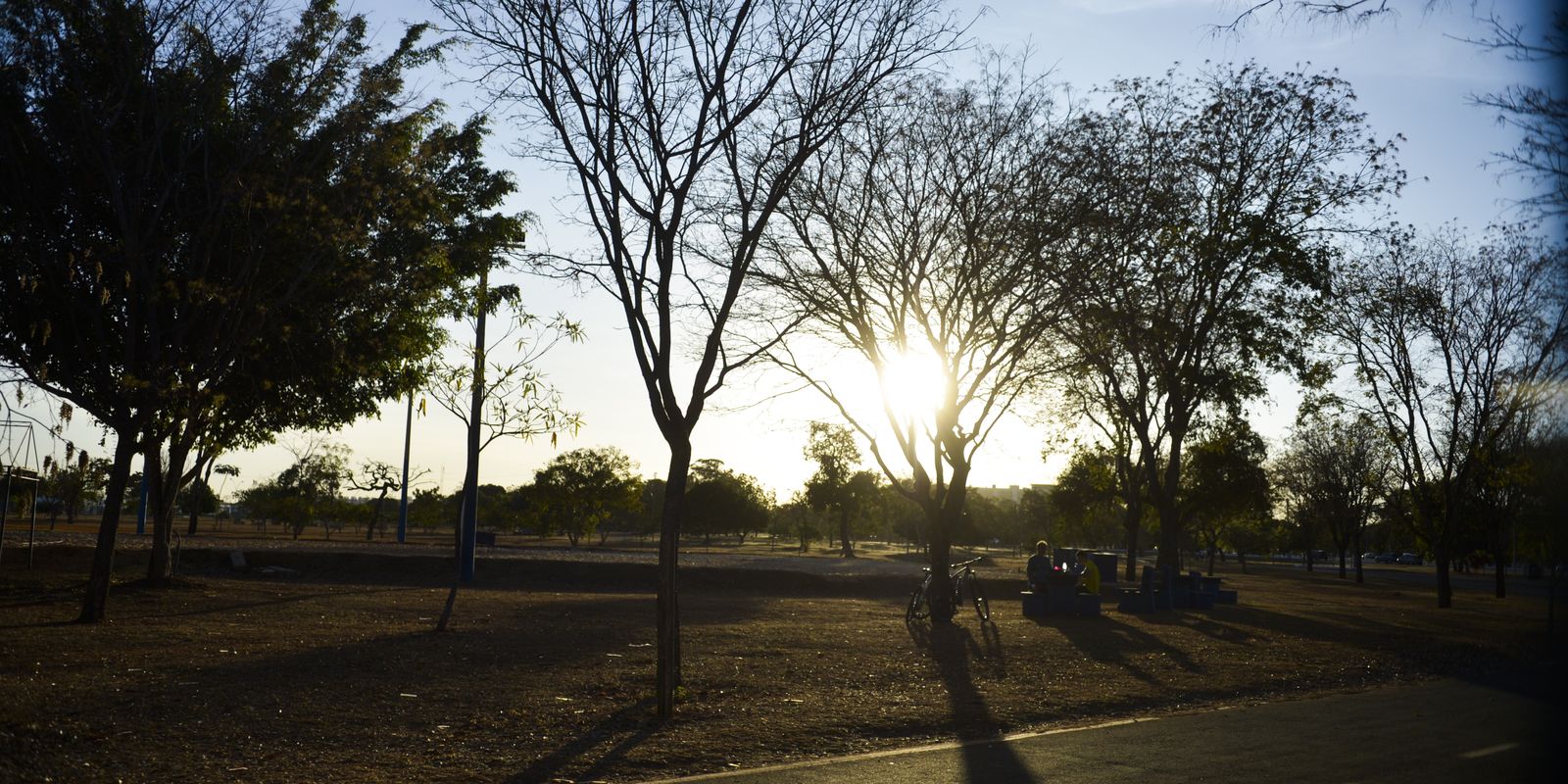 Previsão do tempo indica calor intenso e alertas de tempestade pelo Brasil