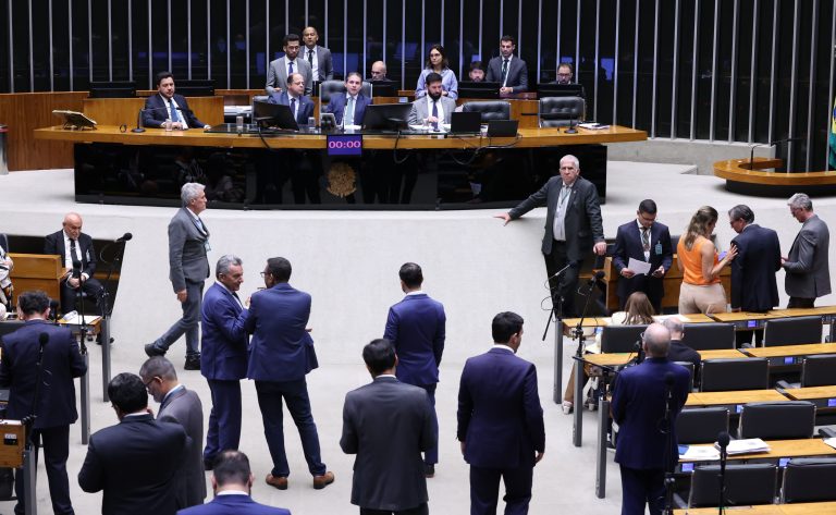 Câmara aprova medida provisória de indenização para servidores federais