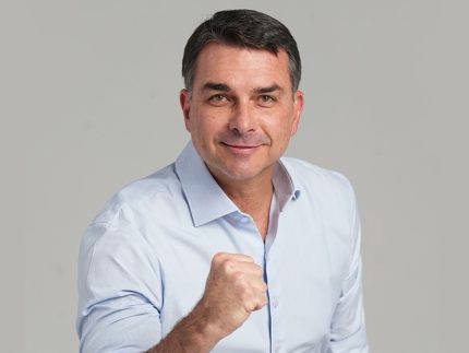 “É o fim da era do PT”, diz Flávio Bolsonaro após liderança no 1º turno