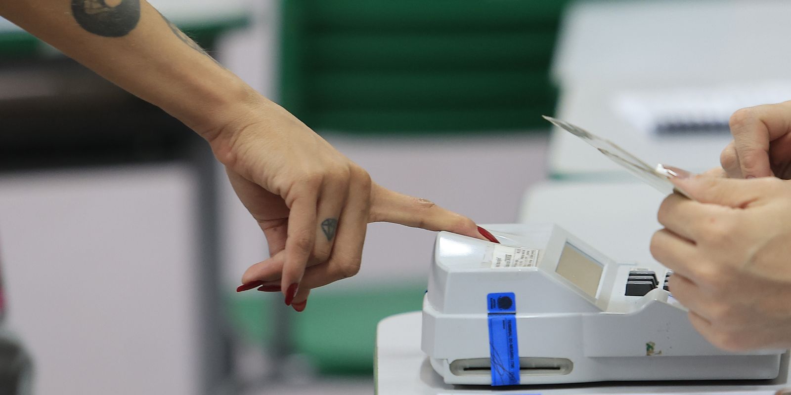 Eleitores enfrentam chuva e votam cedo no segundo turno das eleições no Rio