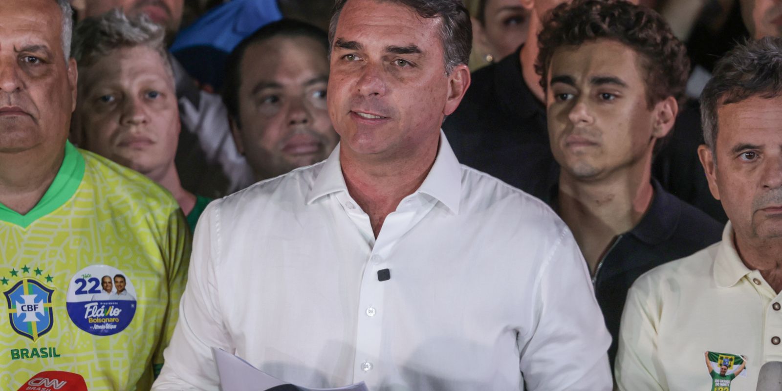 Flávio Bolsonaro agradece apoio de líderes estrangeiros em carta golpista