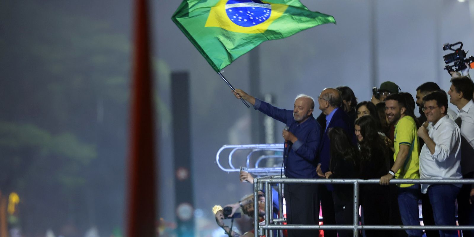 Lula celebra vitória na Avenida Paulista e pede Hino da Independência