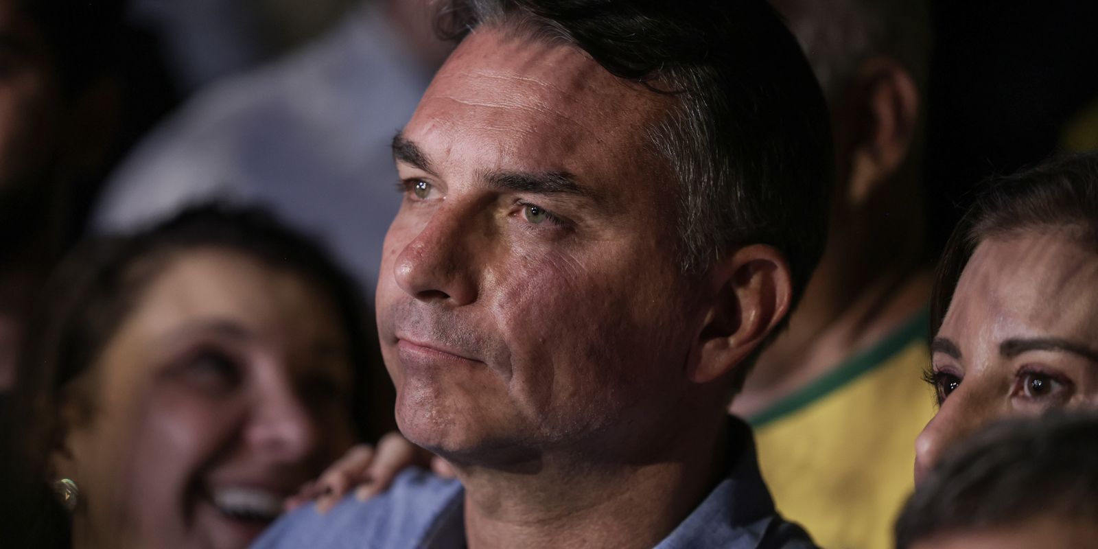 Flávio Bolsonaro evita propostas detalhadas em sabatina da TV Globo