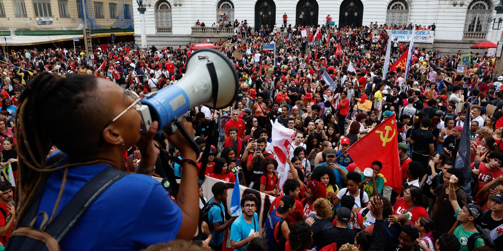 Manifestações de estudantes ganham força no país em apoio a Lula