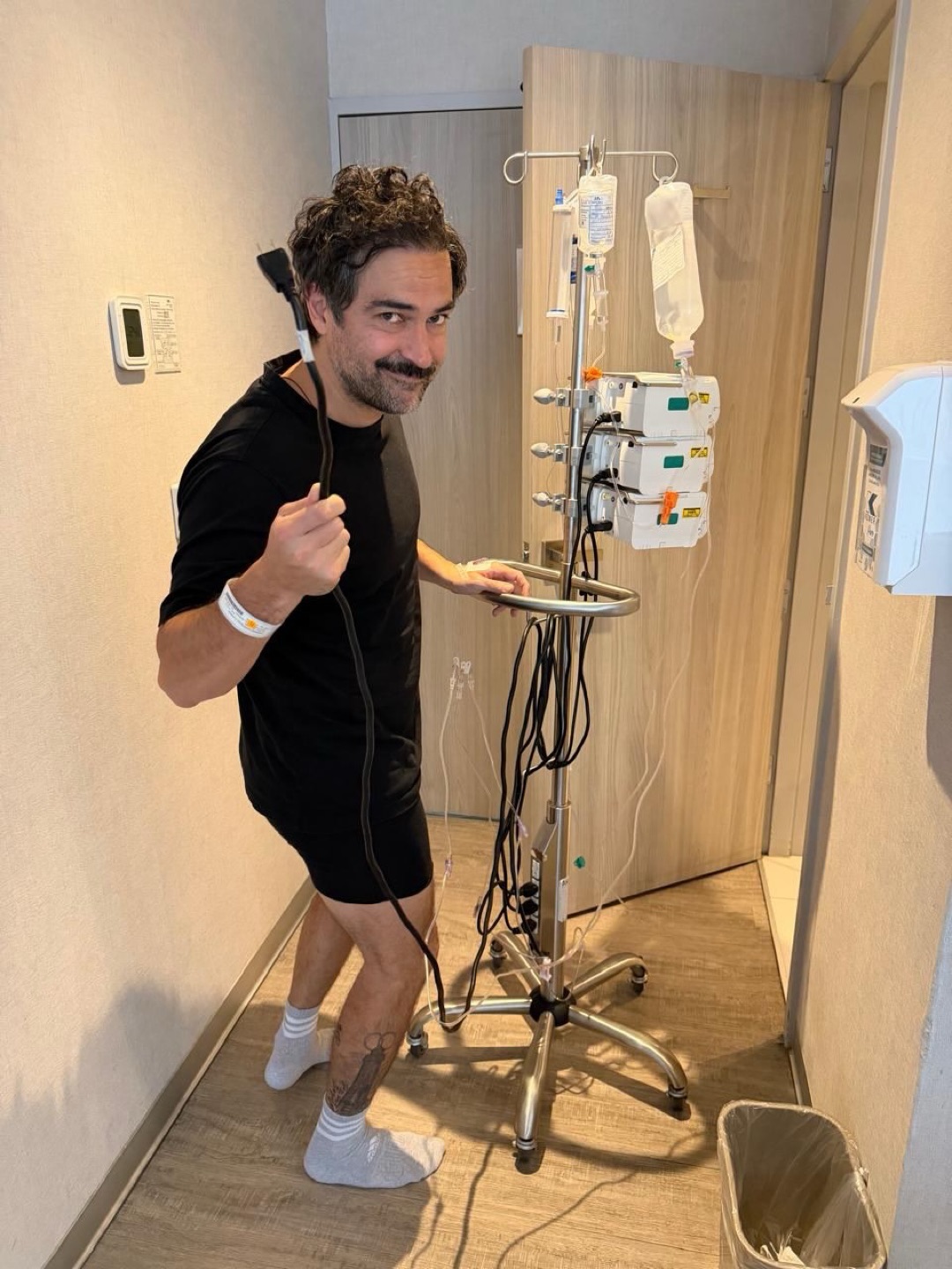 Ex-RBD, Alfonso Herrera passa por cirurgia no joelho e mostra recuperação no hospital