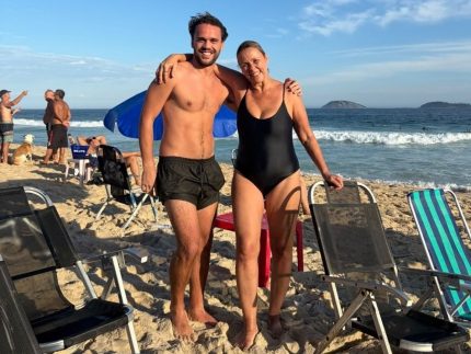 Filho de Giulia Gam e Pedro Bial chama atenção em dia de praia; conheça Theo Bial