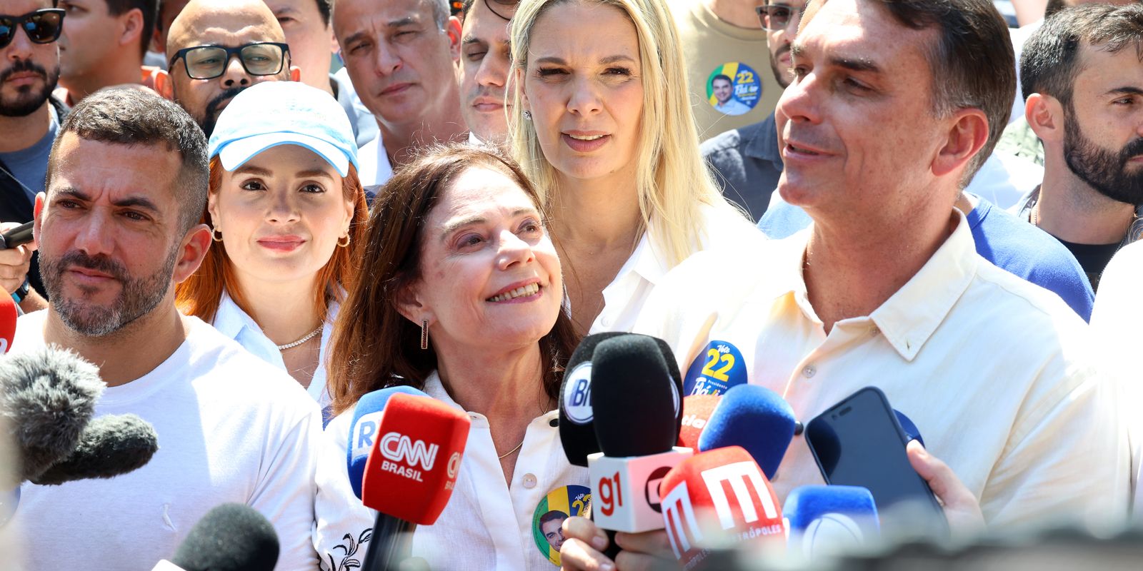 Flávio Bolsonaro garante manutenção do Bolsa Família e do Farmácia Popular
