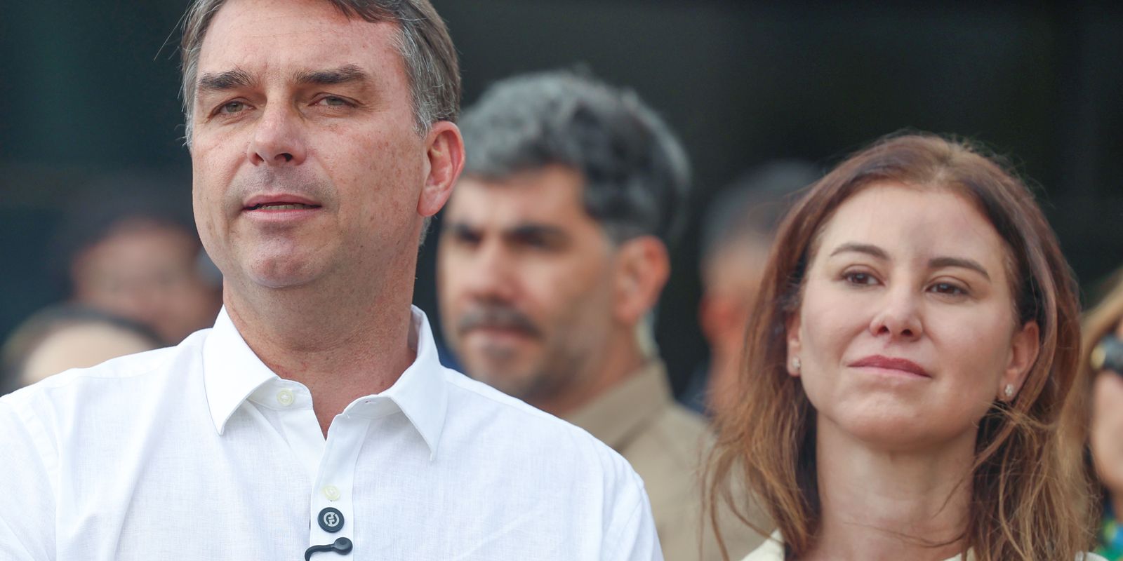 Flávio Bolsonaro assiste a missa em Brasília e celebra autorização do STF