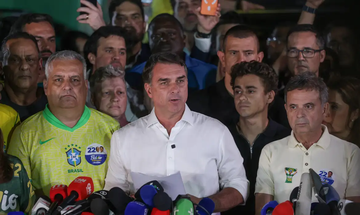 Flávio Bolsonaro saiu do Brasil e viaja para os EUA, dizem aliados do senador